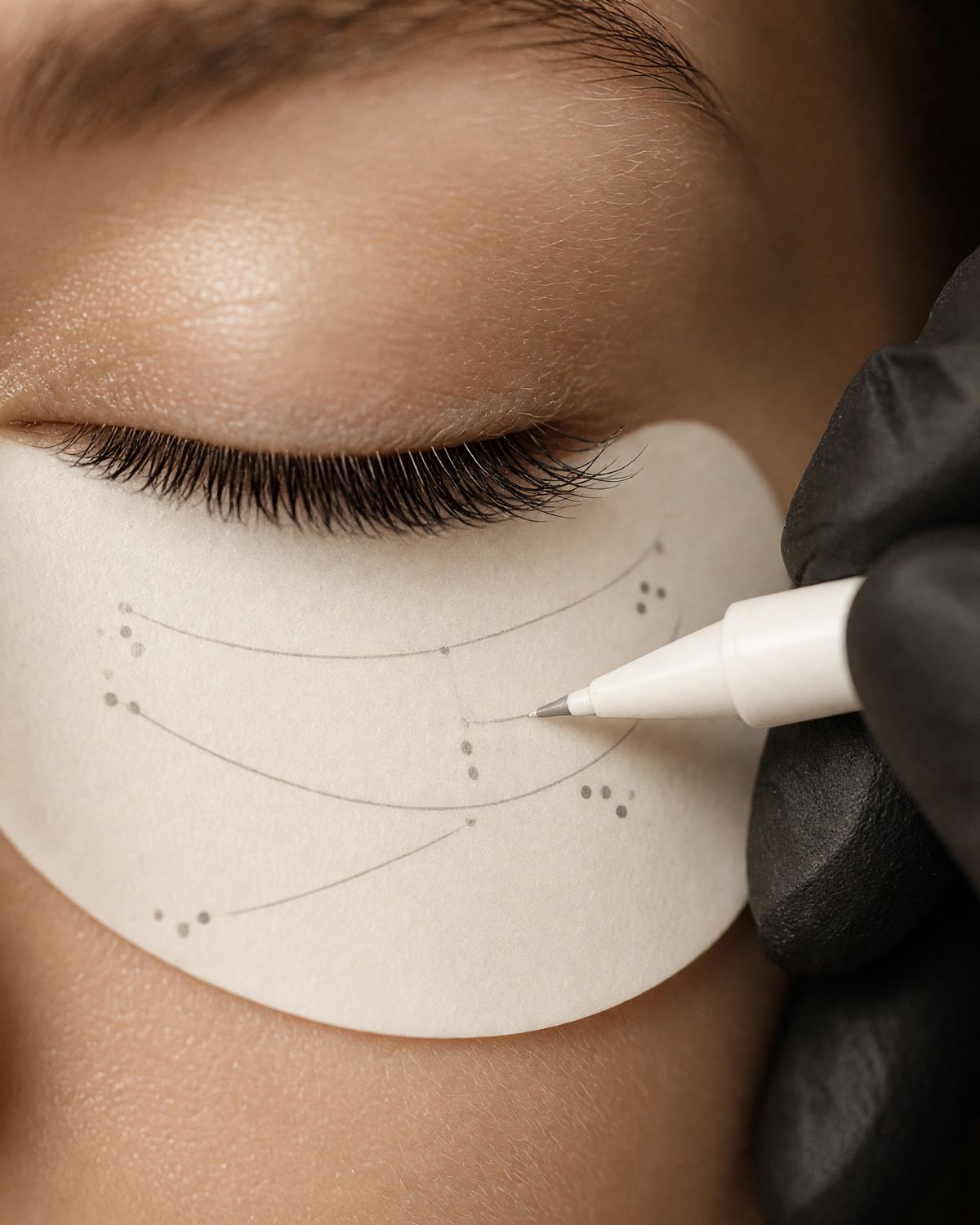 An artist mapping a lash set